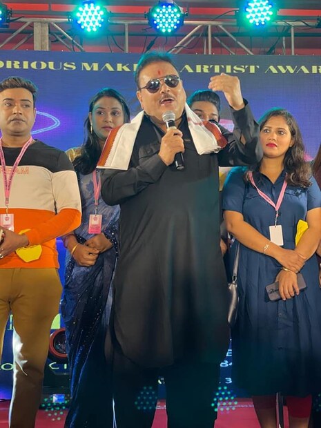 ফ্যাশনগুরু মদন মিত্র (Madan Mitra)। তৃণমূল বিধায়ককে নিয়ে চর্চা সবমহলেই। তাঁর অনুরাগীর সংখ্যাও নেহাত কম নয়! সম্প্রতি ভবানীপুরে এক কালীপুজোর মণ্ডপ মাতালেন বলিউড স্টার রাখী সাওয়ান্তের সঙ্গে। রাখীর বাঙালি মেয়ের সাজ দেখে প্রশংসার পাশাপাশি সেদিন ভবানীপুরের মাহাত্য বুঝিয়ে দিয়েছিলেন মদন মিত্র। আর সেই রঙিন মনের মানুষটিই এবার মেকআপ আর্টিস্ট ও টেকনিশিয়ানদের সম্মান জানাতে ব়্যাম্পে হাঁটলেন।