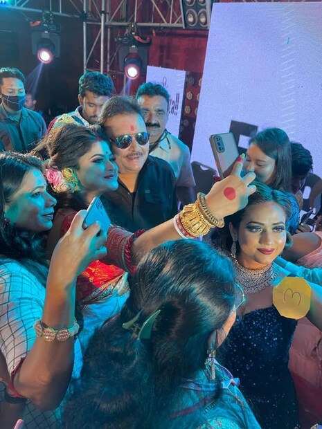 বিশেষ অতিথির আসন আলোকিত করলেন বিশেষ রাজনৈতিক ব্যক্তিত্ব ও বিধায়ক শ্রী মদন মিত্র। অনুষ্ঠানটিতে বিজয়ীদের জন্য নগদ অর্থ ও বিনোদন জগতের বিভিন্ন ক্ষেত্রে প্রতিষ্ঠা দেওয়ার ব্যবস্থা ছিল। অনুষ্ঠানটিতে সহযোগিতায় ‘বি বনি’ ও ‘আর্টল্যান্ড’। ইভেন্ট তত্ত্বাবধানে ছিল ‘ইভেন্টিজা’ ইভেন্ট ম্যানেজমেন্ট কোম্পানি।