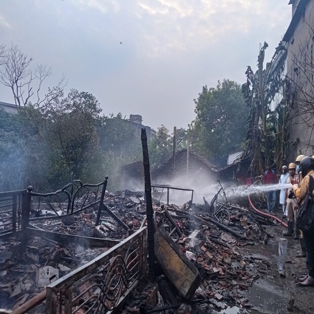 কলকাতা শহরের অন্যতম ব্যস্ত এলাকা হল তপসিয়া মোড়। এদিনও সেখানে রোজকার মতোই ব্যস্ততা ছিল। শুক্রবার দুপুর সাড়ে বারোটা নাগাদ হঠাৎ কালো ধোঁওয়া দেখা যায় বস্তিতে। খুব অল্প সময়ের মধ্যেই সেই আগুন ভয়াবহ আকার ধারণ করে। তখন ওই এলাকা থেকে গলগল করে আগুনের লেলিহান শিখা বের হতে দেখেন স্থানীয় বাসিন্দারা।