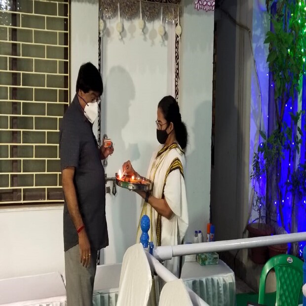 প্রদীপ দিয়ে নিজেই পুজোর চারিদিক সাজাচ্ছেন মমতা বন্দ্যোপাধ্যায়। 