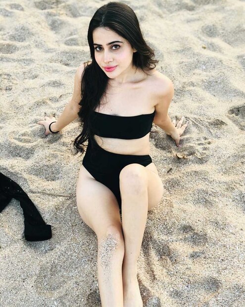পাশাপাশি উরফি আরও বলেন, ‘‘প্রডিউসার নিজে এসেই এই শ্যুটের জন্য আমার জামা খুলে নেন ৷ আমি অনেকবার বলেছিলাম এমনটা না করতে ৷ আমি তখন শুধু ব্রা পরে ছিলাম ৷ আর অন্য মেয়েটিকে তাঁর অন্তর্বাসও খুলে ফেলতে বলা হয় ৷ ’’ Photo: Instagram