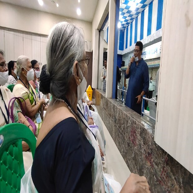 এই পুজোয় প্রতিবারের মতো এবারও নবনীড় বৃদ্ধাশ্রমের আবাসিকদের আমন্ত্রণ জানানো হয়েছে। বহু বৃদ্ধা এসেছেন এবং তাঁদের পুজো দেখার জন্য বসার আয়োজন করা হয়েছে। 