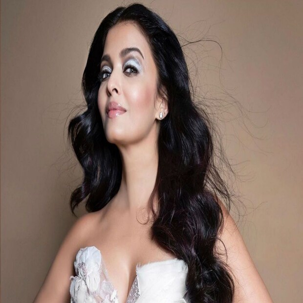 ১৯৯৭ সালে তামিল ফ্লিক ইরুভারে প্রথম অভিনয় করেন তিনি। বলিউডে ববি দেওলের সঙ্গে অওর পেয়ার হো গয়া ছবিতে অভিষেক তাঁর। 