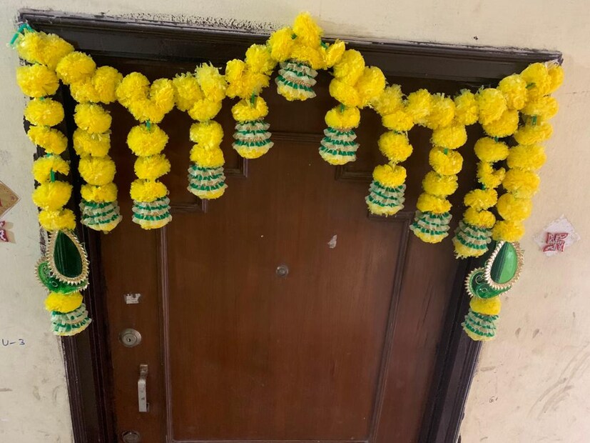 তোরণ দীপাবলিতে (Diwali Home Decoration) প্রধান দরজার কাছে একটি তোরণ স্থাপন করলে ভালো হয়। বিশ্বাস করা হয় যে দীপাবলির দিন, দেবী লক্ষ্মী প্রধান দরজা দিয়ে বাড়িতে প্রবেশ করেন এবং তাঁকে স্বাগত জানাতে একটি তোরণ স্থাপন করা হয়। তোরণ সাধারণত আমের পাতা, কলার পাতা এবং ফুল দিয়ে তৈরি করা হয়।