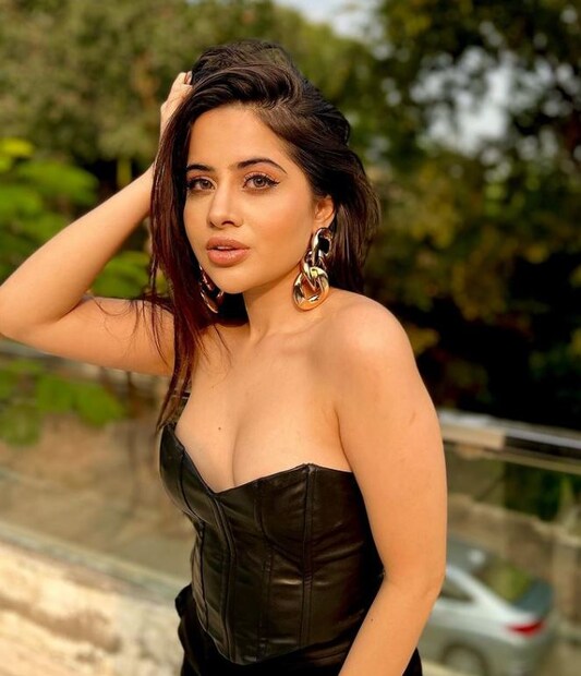 ETimes-কে দেওয়া এক সাক্ষাৎকারে উরফি জানান, একবার তাঁকে একটি ছবিতে লেসবিয়ান সিনে অভিনয় করার জন্য জোর করা হয় ৷ প্রযোজককে অনেক অনুরোধ জানিয়েও কোনও লাভ হয়নি ৷ তিনি বলেন, ‘‘ একটা লেসবিয়ান সিনের শ্যুট করার জন্য আমাকে জোর করা হয় ৷ আমি বিছানায় বসে কাঁদছিলাম ৷ অনেক অনুরোধ জানানো সত্ত্বেও ওরা আমার কথা শোনেননি ৷ আমি জানিয়েছিলাম, এমন দৃশ্যে আমি শ্যুট করতে পারব না, মাফ করবেন ৷ কিন্তু ফিল্ম প্রযোজক আমাকে বলতে থাকেন, ছবিতে সই যখন করেছি, তখন এই শ্যুট করতেই হবে আমাকে ৷ নাহলে আমার বিরুদ্ধে আইনি পদক্ষেপ নেওয়া হবে ৷’’ Photo: Instagram