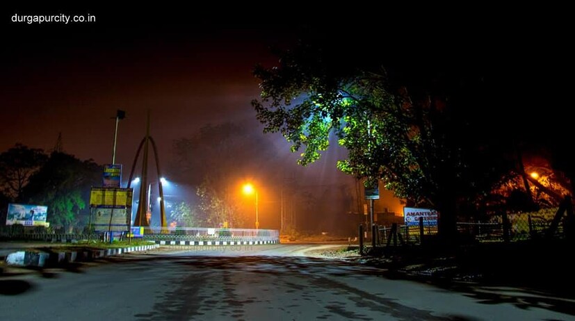 ফটোশ্যুট করে নারীশক্তির দৃষ্টান্ত সোশ্যাল মিডিয়ায় লাল- সাদা শাড়ি পরে সিঁদুর - আলতায় মাতৃরূপে সাধারণত মেয়েদের দেখা মেলে উৎসবের দিনগুলিতে। কিন্তু আলোর উৎসবে এবার যেন উল্টো ছবি সোশ্যাল মিডিয়ায়। সুন্দরী যুবতীরা পেত্নি সেজে শিহরণ জাগানো জঙ্গল ও ঝোপঝাড়ে রাতের অন্ধকারে ফটোশ্যুট করেছেন তাঁরা। ভূতচতুর্দশী উপলক্ষ্যে তোলা সেই ছবি ভাইরাল করছেন ঝড়ের গতিতে।