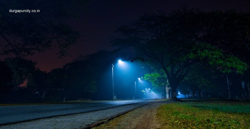 খুশি ফোটোগ্রাফাররাও। বলেন, বহু মডেলের আমরা ছবি তুলেছি। ছবি তোলার সময় তাঁদের কী ভাবে দাঁড়াতে বসতে হবে ও মুখের ভঙ্গিমা কেমন থাকবে সেই সব দিকে বিশেষ গুরুত্ব দিতে হয়। কিন্তু এই বছর প্রথম আমরা ভূতুড়ে সাজের ওপর মেয়েদের ফটোশ্যুট করলাম। এই সব ফটোশ্যুটে ভূতের অঙ্গভঙ্গি ফুটিয়ে তুলতে আমাদের রীতিমতো নেট থেকে ছবি দেখে দেখে প্রশিক্ষণ অর্জন করতে হয়েছে।