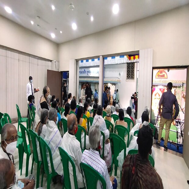 বৃদ্ধাশ্রমের আবাসিকদের গান গেয়ে শোনাচ্ছেন ইন্দ্রনীল সেন। 