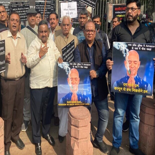 কনফেডারেশন অফ অল ইন্ডিয়া ট্রেডার্সের ব্যবসায়ীদের দাবি, অ্যামাজন অনলাইনে গাঁজা বিক্রি করেছে, বোমা বিস্ফোরণের জন্য রাসায়নিক বিক্রি করেছে এবং জিএসটি কাউন্সিলের বিরুদ্ধে গিয়ে পোশাক ও জুতোর দাম বাড়িয়ে বিক্রি করা হচ্ছে। 