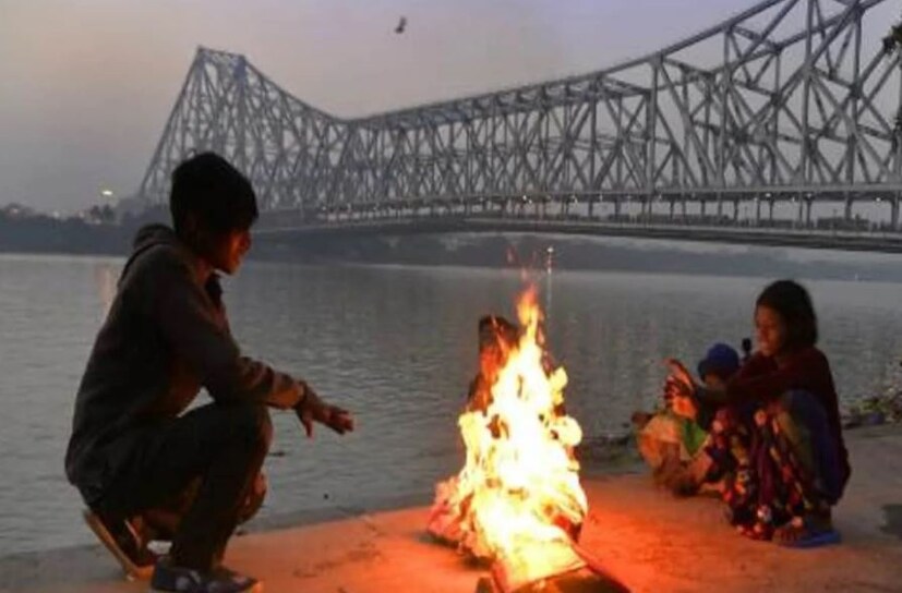 দক্ষিণবঙ্গেও বেশ কয়েক‌টি জেলায় তাপমাত্রা রয়েছে ২০ ডিগ্রির নীচে। বিশেষ করে পশ্চিমদিকের জেলাগুলি শীতের আমেজ বেশি অনুভূত হচ্ছে (West Bengal Weather Update)।