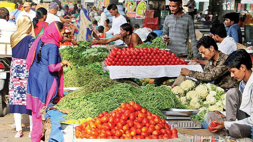 তারপর দিন ১৫ কাটতে না কাটতেই আরও বাড়ল দাম (Bhaiphota Vegetable Prices)। রাজ্যের প্রায় সব বাজারেই একই অবস্থা। বাজারে (Market) এসে কার্যত চমকে যাচ্ছেন ক্রেতারা। কোনটা কিনলে বাজেটে কুলোবে, সেটা ভাবতেই অস্থির হচ্ছেন তাঁরা। মুহূর্তে পকেট ফাঁকা!