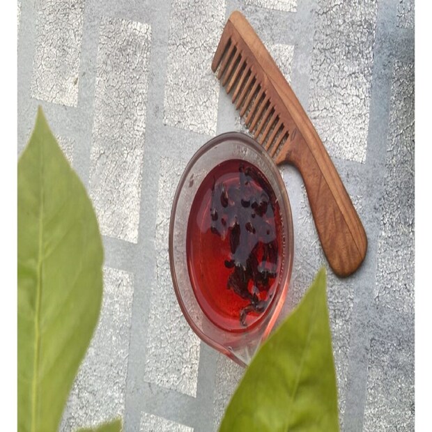 চুল পড়া রোধ ও চুলের বৃদ্ধিতে কাজ করে চায়ের লিকার। চা পাতা জলে ফুটিয়ে ঠাণ্ডা করে নিতে হবে। এরপর এই জল চুল ও মাথার তালুতে স্প্রে করতে হবে। নিয়মিত করলে চুল পড়া কমবে এবং চুলের বৃদ্ধি ভালো হবে।