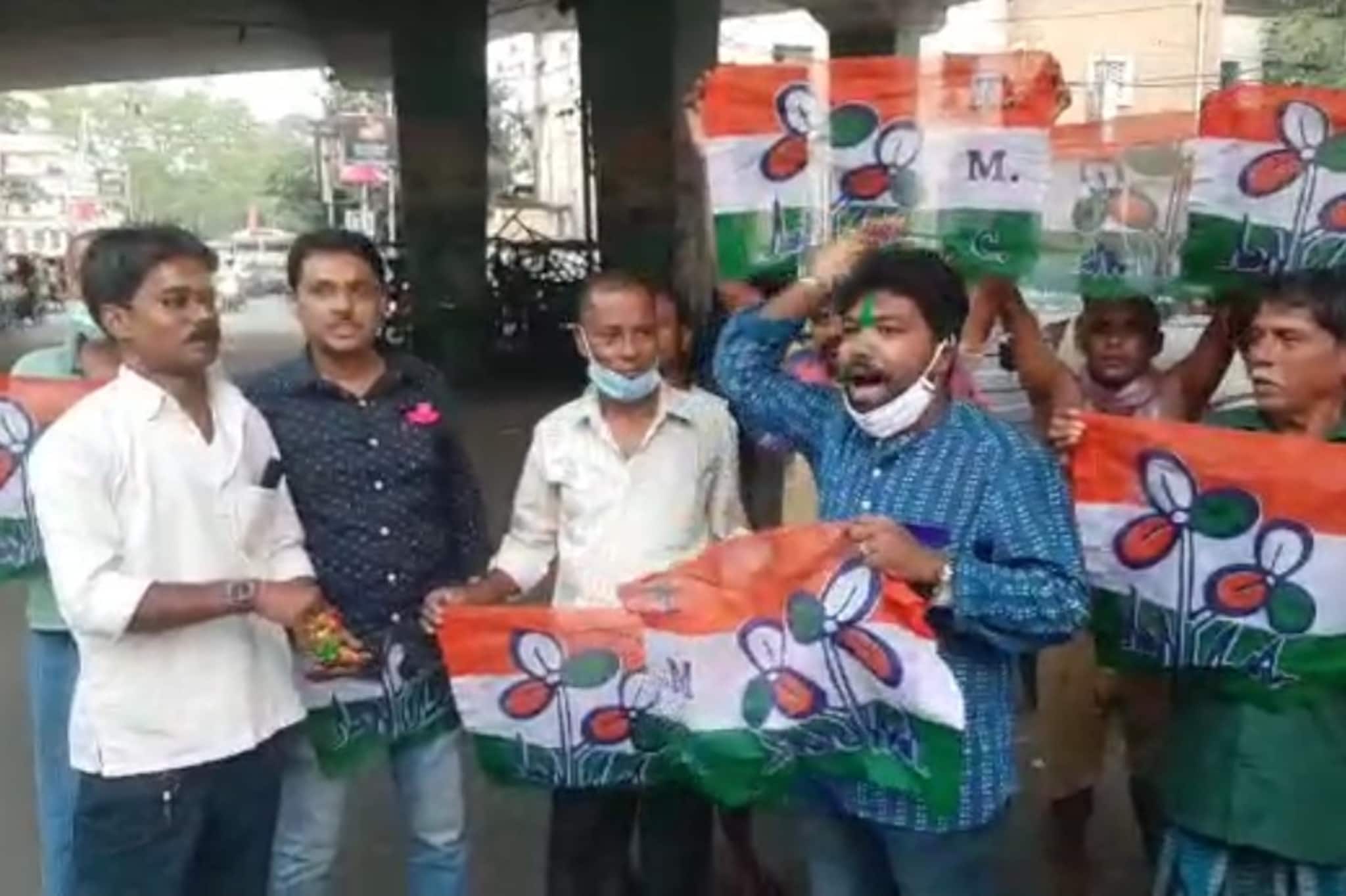 রাজীবের ঘরে ফেরার আনন্দে হাওড়ায় মিষ্টি বিতরণ, সমর্থকেরা মাতলেন আবীর খেলায়