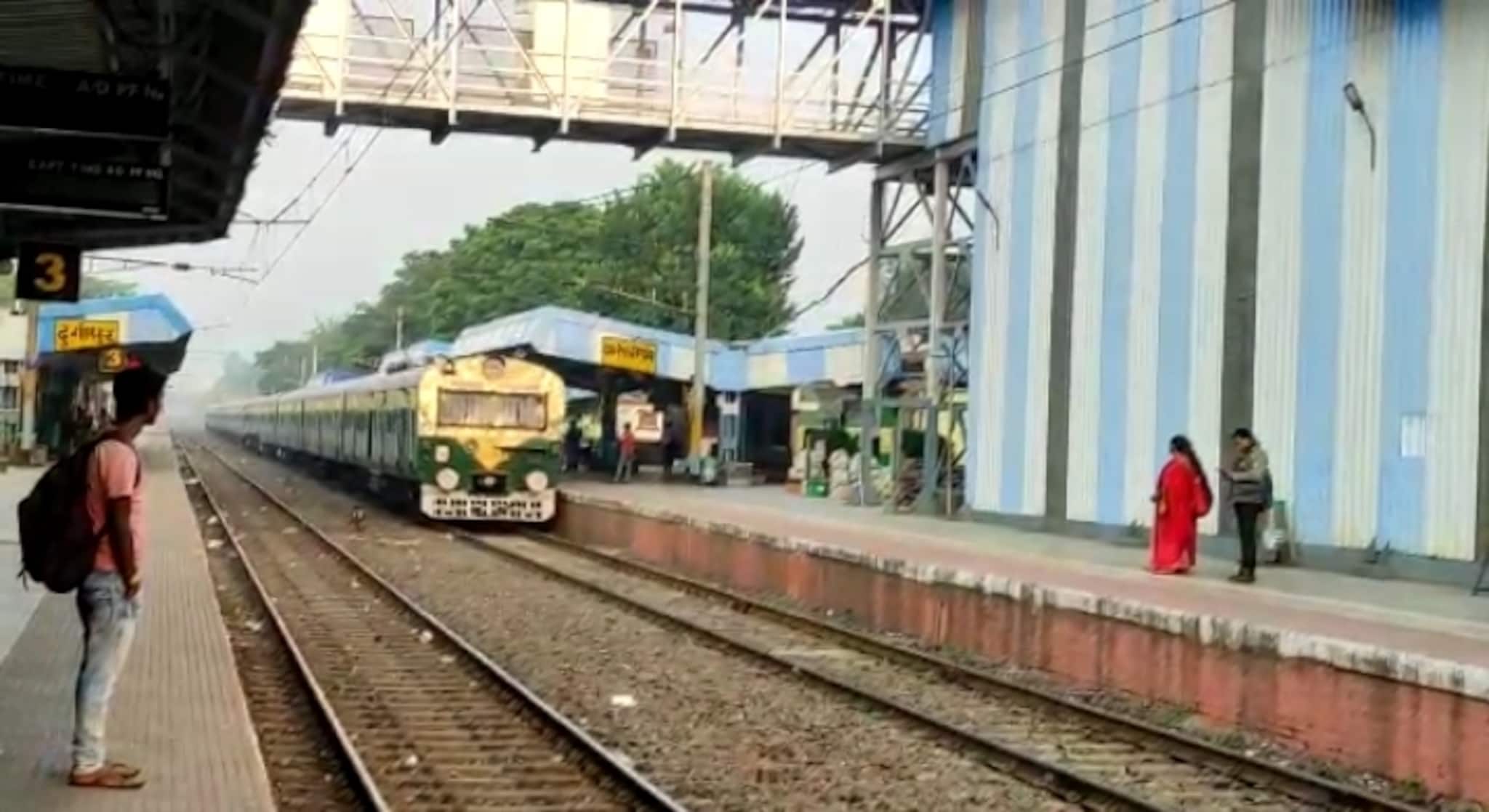 Local Train|| স্টেশনে স্টেশনে অপেক্ষারত যাত্রীরা,লোকাল ট্রেন চালু হতেই ব্যস্ততা তুঙ্গে
