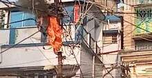 শর্ট সার্কিট থেকে আগুন লাগল ইলেকট্রিক পোলে, ঘটনাস্থলে দমকলের কর্মীরা