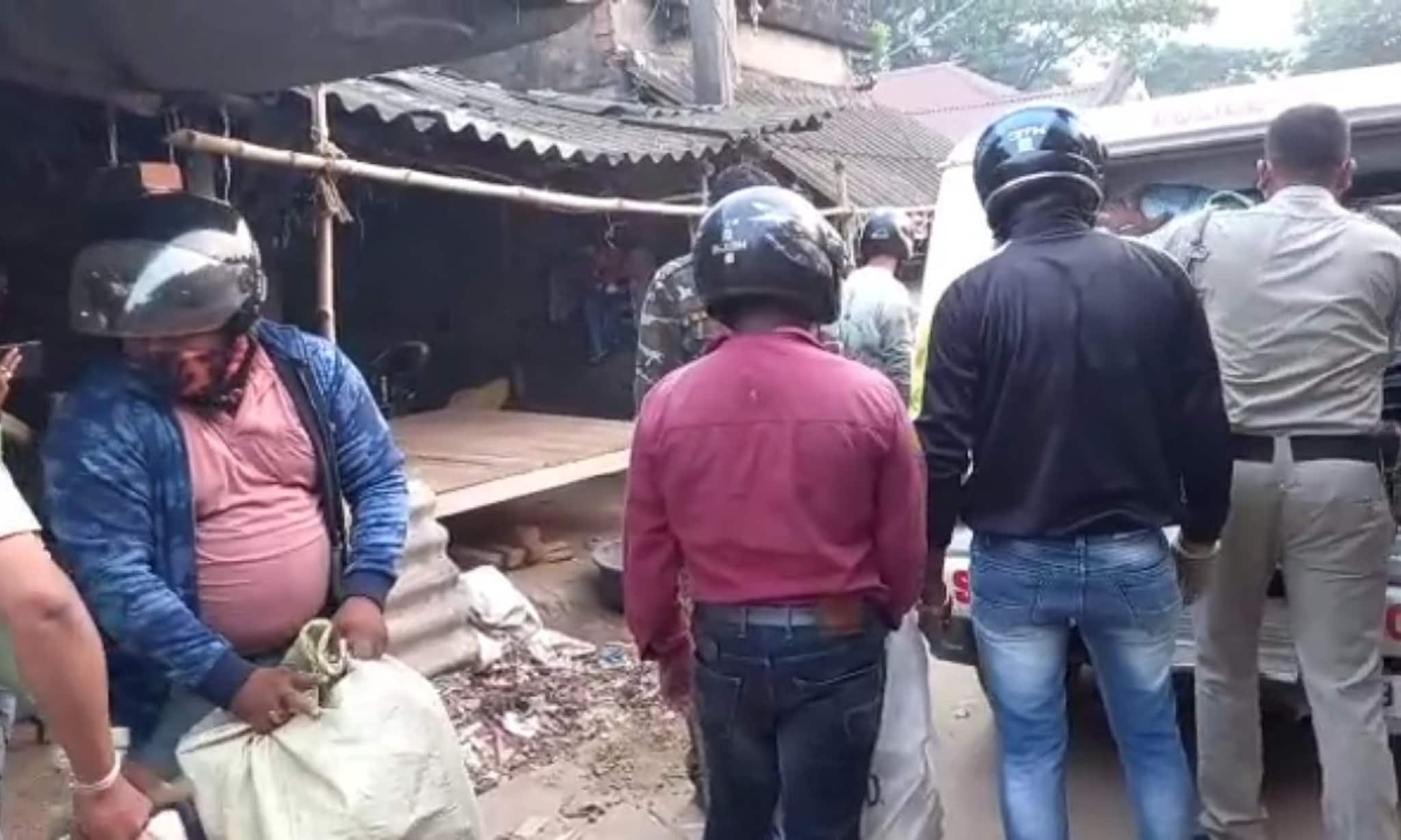 শব্দ ও আতশবাজি বাজেয়াপ্ত কোতোয়ালি পুলিশের 