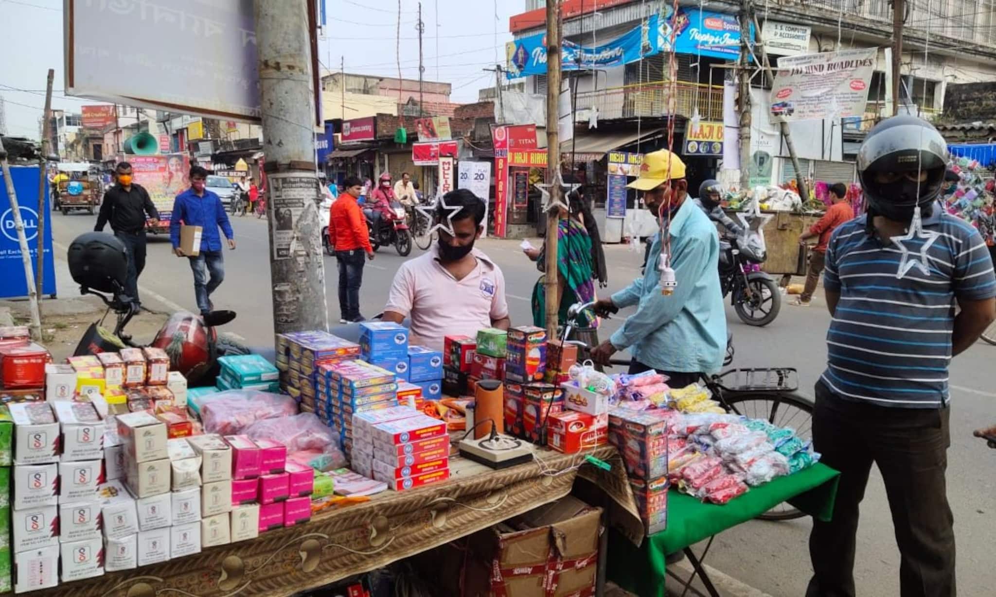 দাম বেড়েছে চায়না লাইটের, আলোয় ঘর সাজাতে বাড়তি খরচ