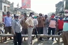 সিউড়ি হাটজানবাজার রেল গেটের কাছে পথ অবরোধ ব্যবসায়ী ও স্থানীয়দের