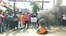 দোকানে বসে এলাকার মানুষদের ভ্যাকসিন দেওয়ার অভিযোগ, বিক্ষোভে রাস্তা অবরোধ