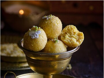 লাড্ডু বাদ দিয়ে কীসের দীপাবলি? রইল তিন রকমের স্বাস্থ্যকর ও সুস্বাদু লাড্ডুর রেসিপি! লাড্ডু বাদ দিয়ে কীসের দীপাবলি? রইল তিন রকমের স্বাস্থ্যকর ও সুস্বাদু লাড্ডুর রেসিপি!