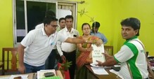 শব্দদূষণ নয়, সবুজ উন্নয়নের বার্তা দিতে বিভিন্ন দপ্তরে হাজির স্কুলের শিক্ষক শব্দদূষণ নয়, সবুজ উন্নয়নের বার্তা দিতে বিভিন্ন দপ্তরে হাজির স্কুলের শিক্ষক