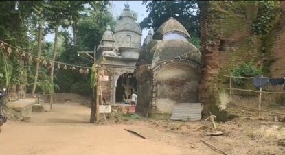 কাঁকসার বনকাটির ভগ্নপ্রায় কালী মন্দির। কাঁকসার বনকাটির ভগ্নপ্রায় কালী মন্দির।