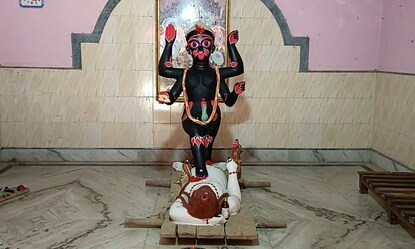 কেশপুরের ভট্টাচার্য্য পরিবারের প্রতিমা তৈরি হয় উইমাটি দিয়ে