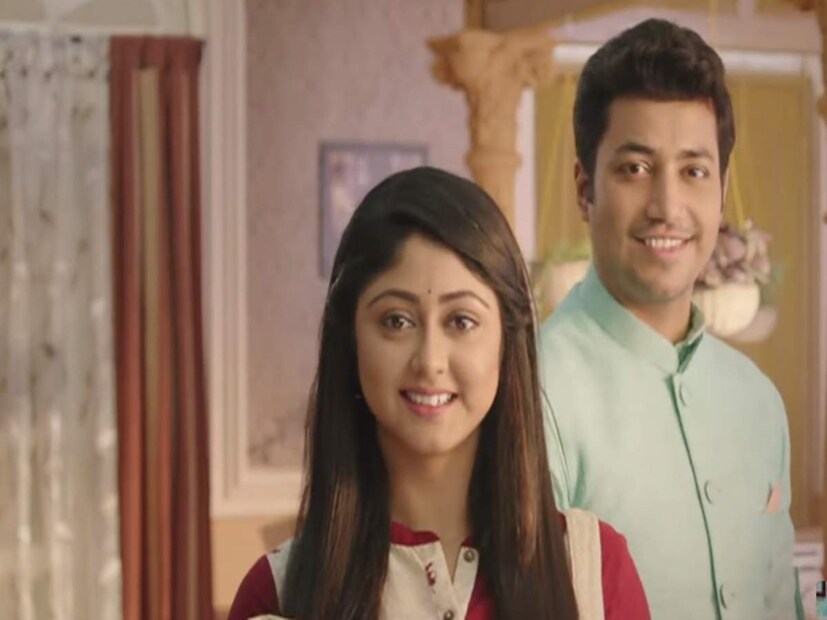 পঞ্চম স্থানে আগের বারের মতোই রয়েছে অপরাজিতা অপু। করুণ দশা ‘খড়কুটো’র। সেরা দশের জায়গার জন্য হড্ডাহাড্ডি লড়াই হয়েছে বেশকিছু ধারাবাহিকের। তবে আশ্চর্যজনকভাবে প্রথম দশে জায়গা করে নিতে পারল না ‘খড়কুটো’। তিন্নির আগমন একদমই কাঙ্খিত ফল নিয়ে এল না ‘খড়কুটো’র নির্মাতাদের জন্য। সৌগুনের মাঝে তিন্নির এই আচমকা ঢুকে পড়াটা একদম মেনে নিতে পারছে না দর্শক, তা স্পষ্ট টিআরপি তালিকায়। সেরা দশে জায়গা হয়নি ‘কৃষ্ণকলি’রও।