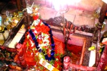 ভবানী পাঠকের বংশধরদের হাতেই পুজো পান ময়দার পাতালভেদী কালী ভবানী পাঠকের বংশধরদের হাতেই পুজো পান ময়দার পাতালভেদী কালী
