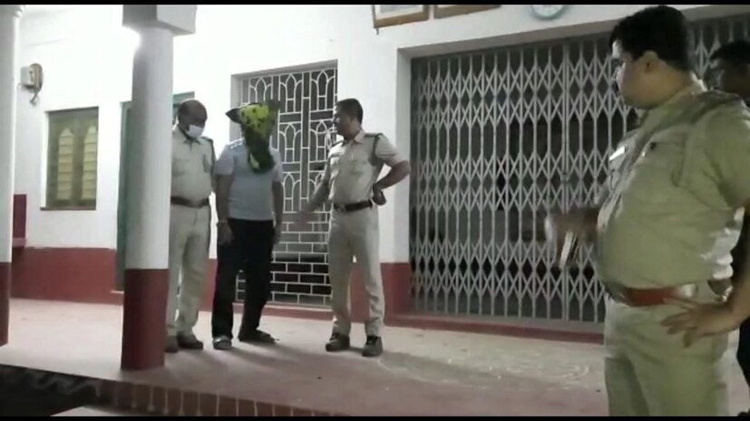 এখানেই শেষ নয়, মৃত্যু নিশ্চিত করতে ধারাল অস্ত্র দিয়ে কোপানো হয়। তদন্তকারী পুলিশ অফিসারদের সূত্রে জানা গিয়েছে, সোমনাথ এখনও অধরা। রিকির বাকি সঙ্গীদেরও খোঁজ চলছে। খুব তাড়াতাড়ি তাদের গ্রেফতার করা যাবে বলে আশা করা হচ্ছে। শরদিন্দু ঘোষ 