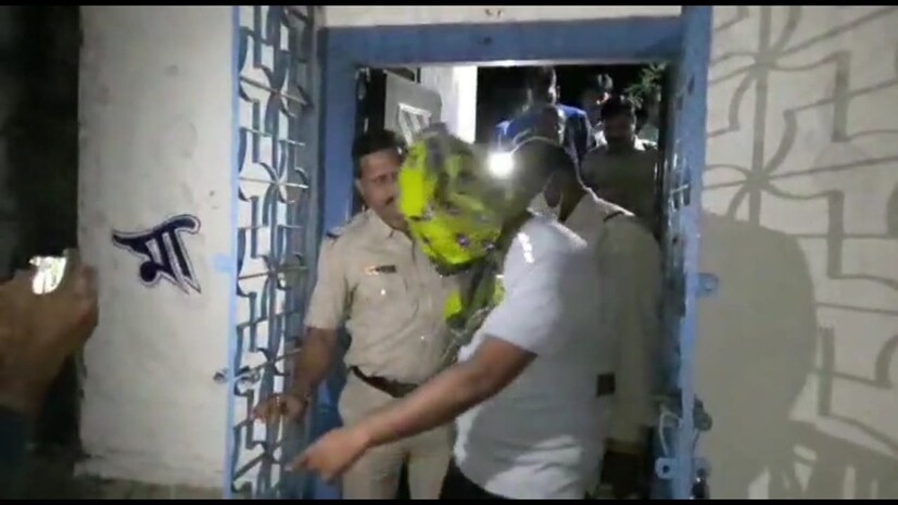 এরপর শুরু হয় অপারেশন। সে সময় সব্যসাচী রায়নার দারিয়াপুরে গ্রামের বাড়িতে ছিল। সঙ্গে ছিল বন্ধু রাজবীর। ছাদে রান্না হচ্ছিল। নিচে বাড়ির বাইরে ঠাকুর দালানে ছিল সব্যসাচীর গাড়ির চালক।