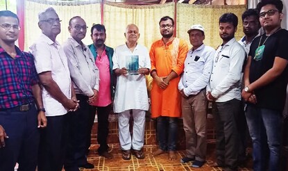 পান্ডুলিপি নিয়ে দাঁড়িয়ে, সৌজন্যে দন্ডভুক্তি।
