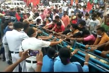 একাধিক দাবিতে বামেদের আইন অমান্য কর্মসূচি ঘিরে পুলিশের সাথে ধস্তাধস্তি হাওড়ায়