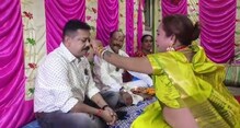 সমাজে অন্য বার্তা দিতে বৃহন্নলাদের বাড়িতে ভাইফোঁটায় হাজির রেঞ্জার সঞ্জয় দত্ত সমাজে অন্য বার্তা দিতে বৃহন্নলাদের বাড়িতে ভাইফোঁটায় হাজির রেঞ্জার সঞ্জয় দত্ত