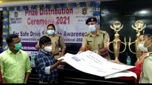জেলা পুলিশের পক্ষ থেকে পুরস্কার বিতরণ করা হলো তিনটি দুর্গা পুজা কমিটিকে জেলা পুলিশের পক্ষ থেকে পুরস্কার বিতরণ করা হলো তিনটি দুর্গা পুজা কমিটিকে