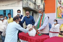 ছটব্রতীদের পুজো সামগ্রী বিতরণে দার্জিলিং জেলা তৃণমূল যুব কংগ্রেস