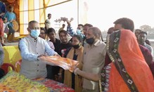 সন্তোষীঘাট এলাকার ছটব্রতীদের পুজো সামগ্রী বিতরণ সন্তোষীঘাট এলাকার ছটব্রতীদের পুজো সামগ্রী বিতরণ