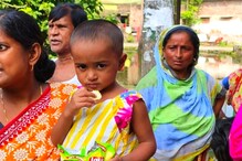 পাড়ায় এসেছে নতুন অতিথি, দেখতে ভিড় স্থানীয়দের পাড়ায় এসেছে নতুন অতিথি, দেখতে ভিড় স্থানীয়দের