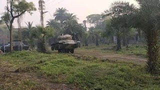 সিনেমার জন্য সামরিক অস্ত্র শস্ত্র দিয়ে তৈরি করা হয়েছে সেট।