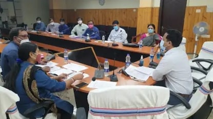 অতিরিক্ত জেলা শাসকের নেতৃত্বে বৈঠক।