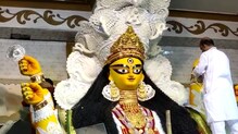 কৃষ্ণনগরের কাঁঠালপোতার 'ছোটমা'কে পড়ানো হচ্ছে গয়না, দেখুন... কৃষ্ণনগরের কাঁঠালপোতার 'ছোটমা'কে পড়ানো হচ্ছে গয়না, দেখুন...