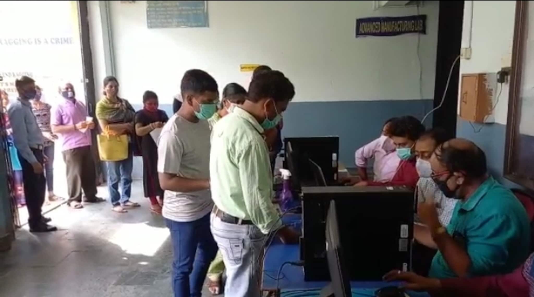 West Bardhaman|| কলেজে টিকাকরণ ক্যাম্পে অভিভাবক-পড়ুয়াদের ভ্যাকসিন