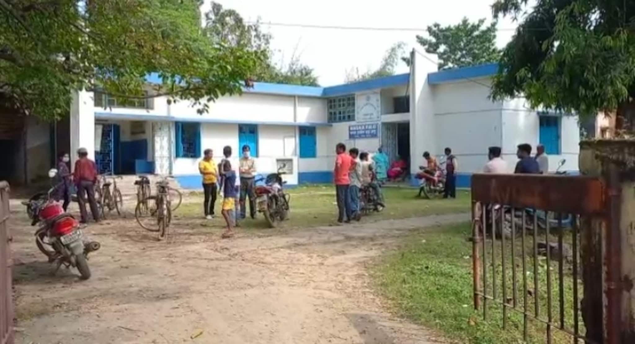 Bangla News: কলেজে ভ্যাক্সিনেশন ক্যাম্প, উপ-স্বাস্থ্যকেন্দ্রে ভ্যাকসিন নিয়ে বিভ্রান্তি, খবরের জেরে রাস্তার কাজ