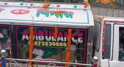 পানাগড় বিমানঘাঁটি থেকে বের করে আনা হচ্ছে শ্যামল দাসের দেহ।