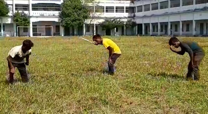 শিলিগুড়ি বয়েজ স্কুলের মাঠেও চলছে ঘাস ছাঁটাইয়ের পর্ব। বয়েজ স্কুলে প্রতিটি রুমে ছাত্রদের বসার ক্ষেত্রে থাকছে বিশেষ নিয়ম। প্রথম বেঞ্চে ২ জন বসলে, পরের বেঞ্চে ১জন, তারপরের বেঞ্চে আবার ২জন ছাত্র বসবে বলে জানান প্রধান শিক্ষক উৎপল দত্ত।