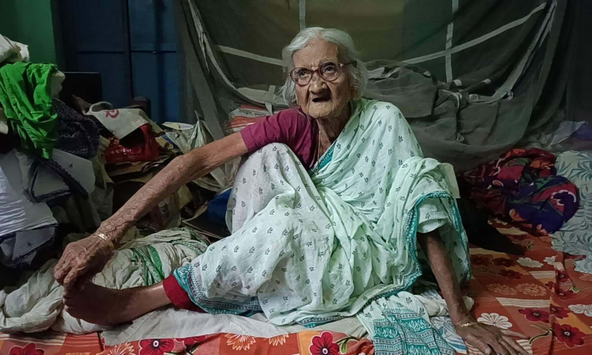 কৃষ্ণনগরে পুলুর জন্য কাঁদছেন বুবু ! তিনিই সৌমিত্র চট্টোপাধ্যায়ের প্রিয় বান্ধবী