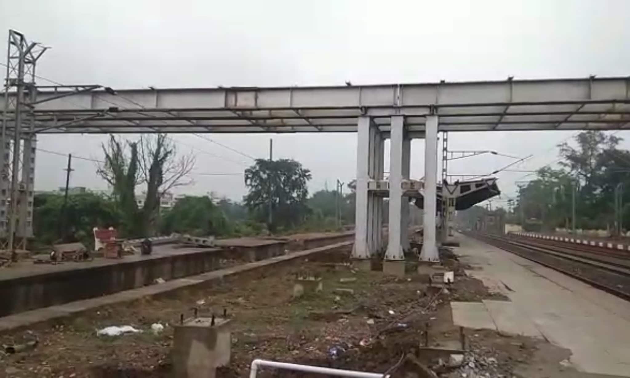 মেদিনীপুর রেলওয়ে স্টেশনের এই ফুট ওভারব্রিজের কাজ চলছিল
