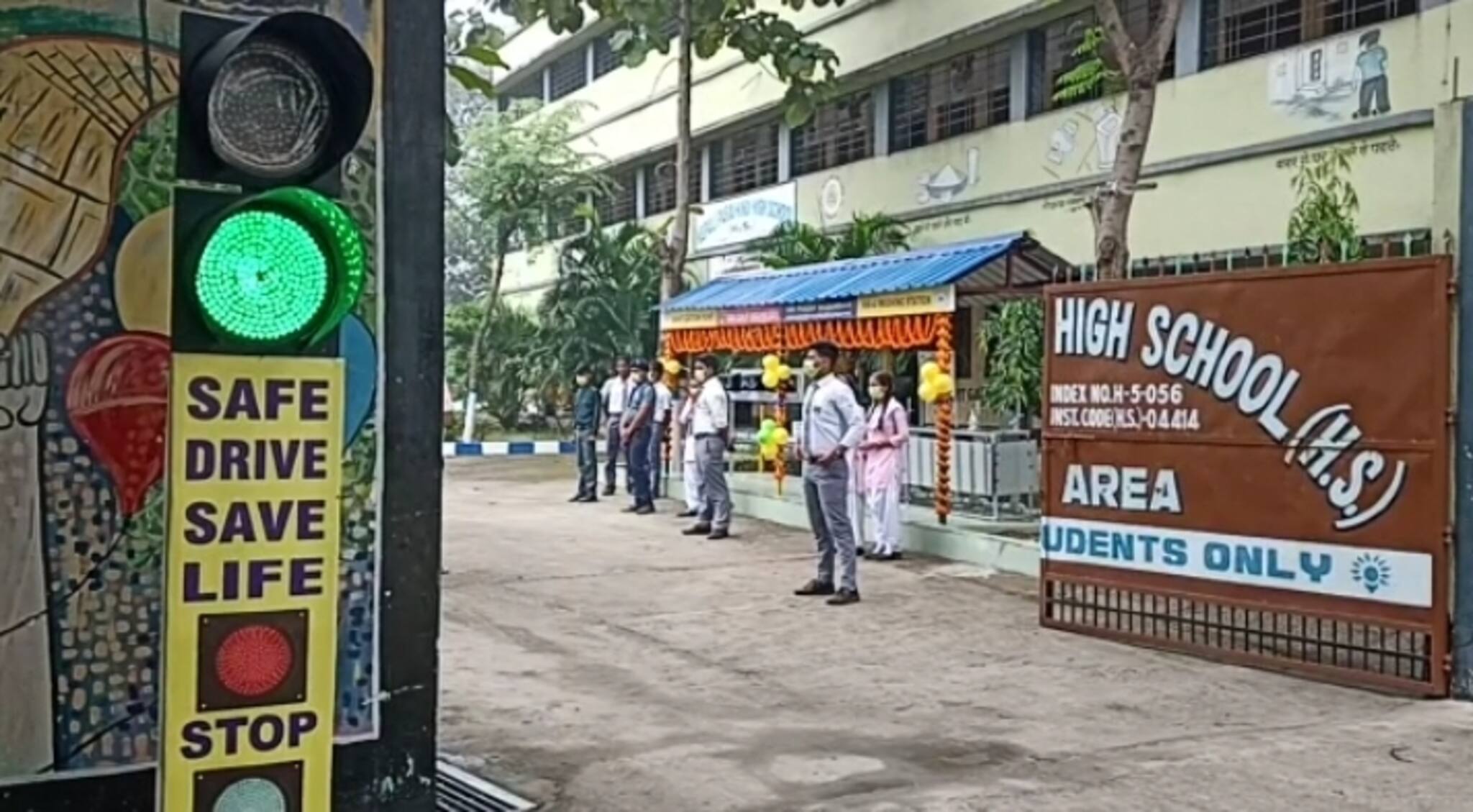 দীর্ঘদিন পর খুলছে স্কু, স্বাস্থ্যবিধি মেনে প্রস্তুত স্কুল কর্তৃপক্ষগুলি, গেট খোলার অপেক্ষায় পড়ুয়ারা