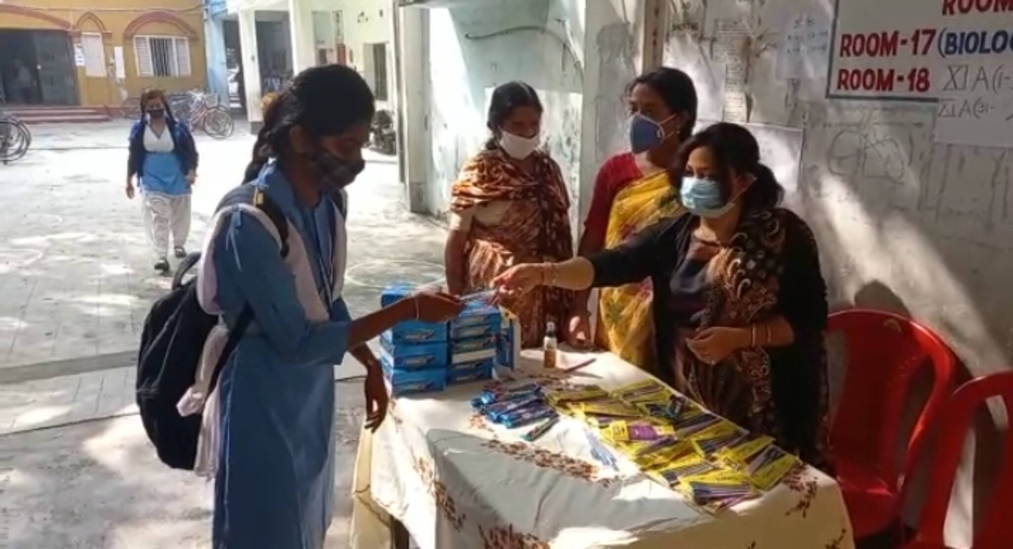 খুলল বিদ্যালয়ের দরজা ! মুখোমুখি হয়ে খুশি শিক্ষক-পড়ুয়ারা ! ফুল-চকলেট দিয়ে নব বরণ