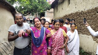 কান্নায় ভেঙে পড়েছেন নিহতের স্ত্রী সুপর্ণা দাস 